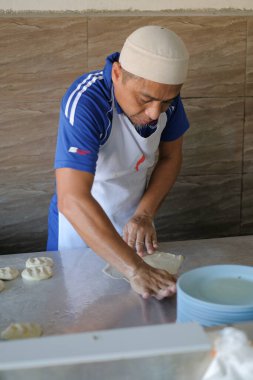 Muadzam Şah, Malezya - 16 Mart 2020: Muadzam Şah, Malezya 'da roti kanai yapan adam. Roti Canai, Malezya 'da kahvaltıda popüler bir yemektir..