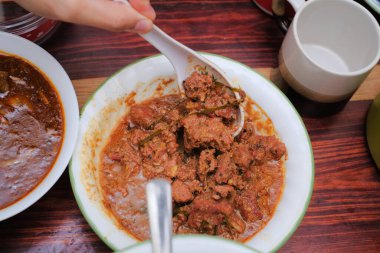 Bir kadın kaşıkla bir parça 