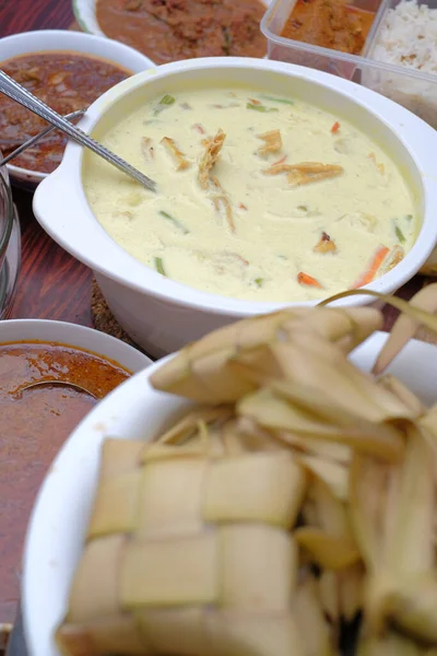 Ketupat Lodeh Och Rendang Traditionell Festrätt Ristårta Med Flera Sidorätter — Stockfoto