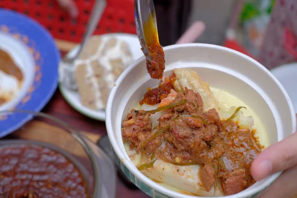 Una Donna Raccoglie Pezzo Manzo Rendang Con Cucchiaio — Foto Stock