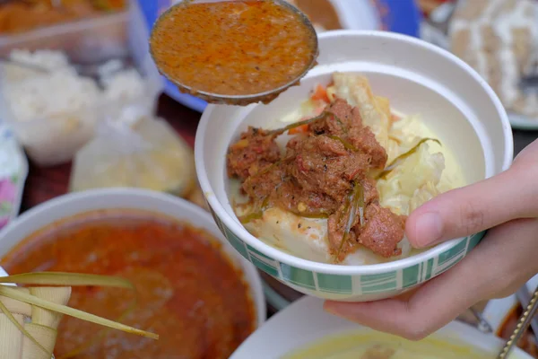 Uma Mulher Escolhe Pedaço Carne Rendang Com Uma Colher — Fotografia de Stock