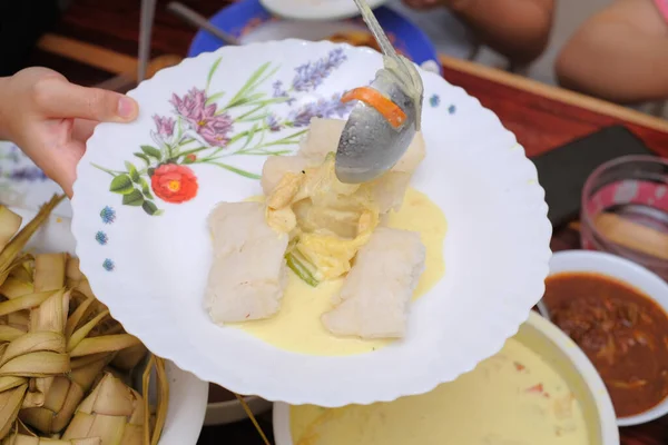 Nusantara的传统食物在开斋节期间被称为 Masak Lodeh 椰奶为主要配料的食物 虾仁和牛油果香草 — 图库照片