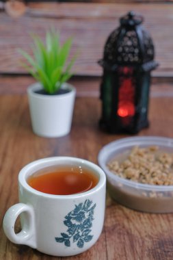 Hari Raya Festivali sırasında Malezya 'da geleneksel kurabiyeler fenerli Kuih Kole Kacang olarak bilinir ve ahşap arka planda çay