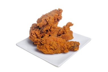 Sıcak ve çıtır çıtır kızarmış tavuk bacakları beyaz arka planda izole edilmiş.