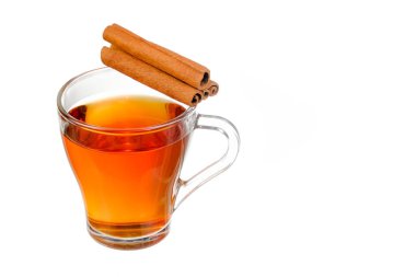 Beyaz arkaplanda çay ve tarçın