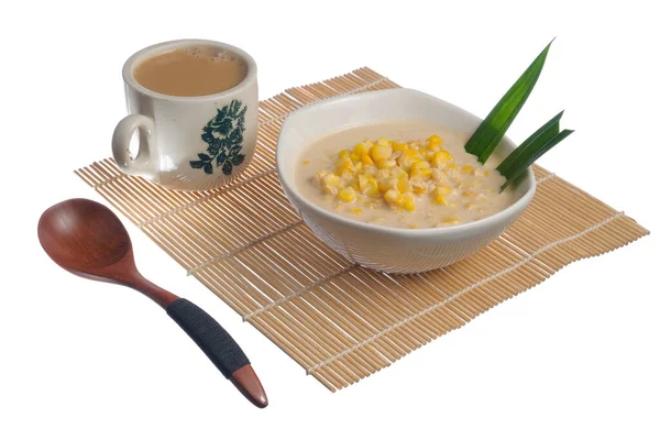 玉米粥在白碗里 一杯咖啡在白底隔离 — 图库照片