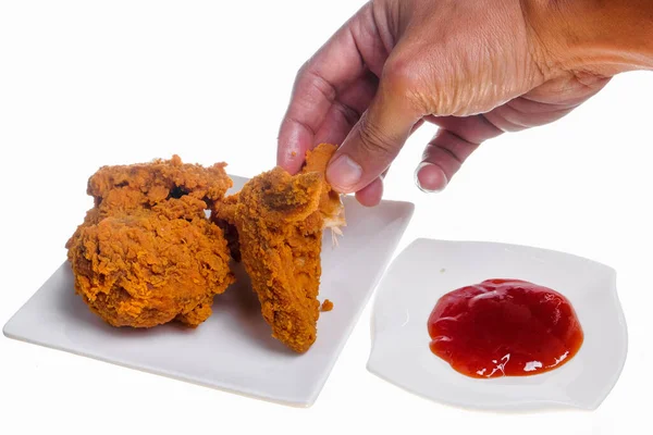 Mano Sosteniendo Pollo Frito Sobre Fondo Blanco — Foto de Stock