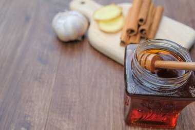 Beyaz arka planda izole edilmiş sarımsak, bal ve tarçınla alternatif tıp