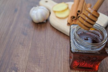 Beyaz arka planda izole edilmiş sarımsak, bal ve tarçınla alternatif tıp