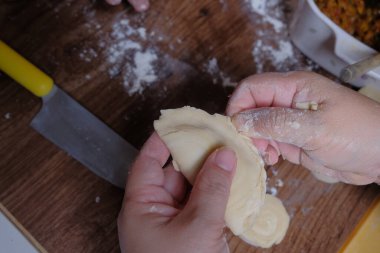 Körili börek yapan kadın..