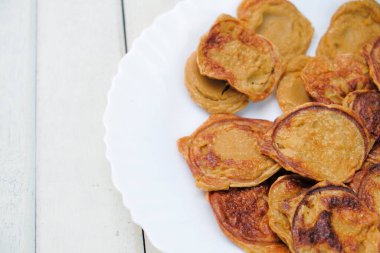 Akok Kedut adında yerel bir Malezya çölü yapan kadının yakın çekimi.