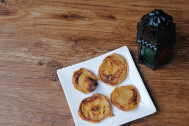 Beyaz tabakta Akok Kedut denilen Malezya çölü.