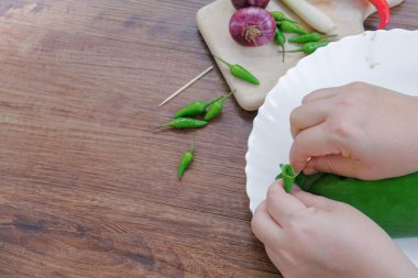 Ikan Pepes yapmak için baharatlı uskumru ya da ahşap masada muz yapraklarına sarılmış ızgara balık..