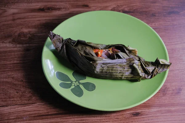 Ikan Pepes Pescado Parrilla Envuelto Hojas Plátano Plato Verde —  Fotos de Stock