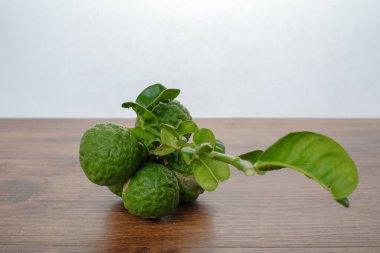 Beyaz arka planda Malezya 'da Limau Purut olarak bilinen Citrus hystrix.