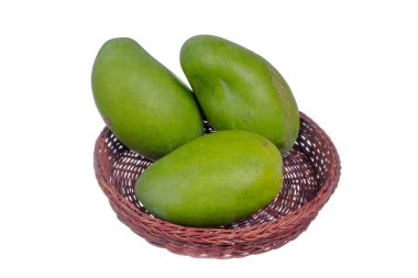 Mangoların Beyaz Arkaplan Karşısındaki Hasır Sepette Yakın Çekimi