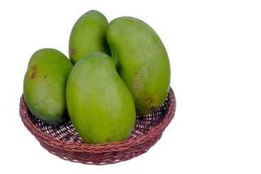 Mangoların Beyaz Arkaplan Karşısındaki Hasır Sepette Yakın Çekimi