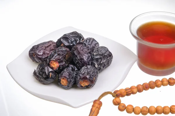 Gedroogde Dadels Fruit Een Bord Honing Gebed Kralen Tasbih Geïsoleerd — Stockfoto