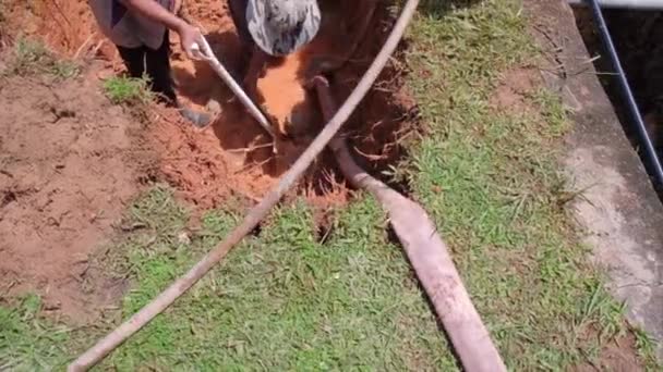 マレーシアのムアドザムシャー 2020年5月15日 地下水道管を修理する男性電力労働者 — ストック動画