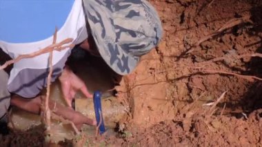 Yeraltından kopan su borularını tamir et..