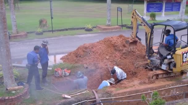 Muadzam Shah Malajsie Května 2020 Mužští Dělníci Opravují Podzemní Vodovodní — Stock video