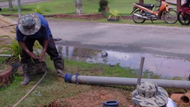 Muadzam Shah Malaysia May 15Th 2020 Male Utility Workers Repairing — Stock Video