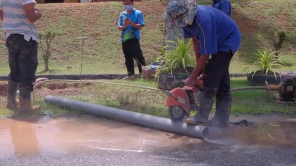 Reparar tuberías de agua rotas del metro . — Vídeos de Stock