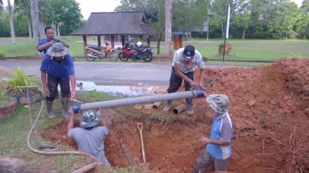 地下から壊れた水道管を修復する. — ストック動画