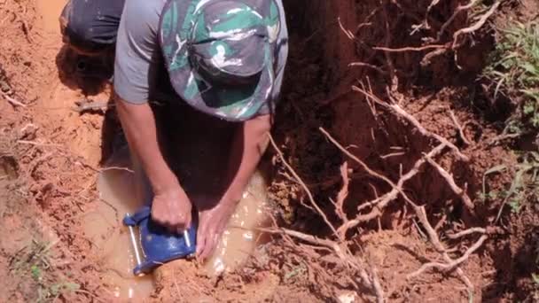 Repair broken water pipes from underground. — Stock Video