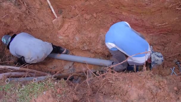 Ремонт розбив водопровідні труби з - під землі.. — стокове відео