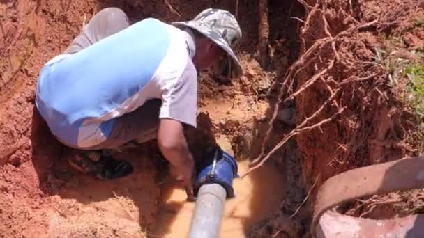 A föld alatti törött vízvezetékek javítása. — Stock videók