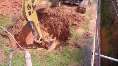 Kepçeler yeraltından kopan su borularını tamir etmeye yarıyor..