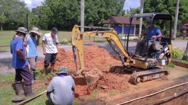 Mężczyzna pracownik użyteczności publicznej naprawy podziemnej przerwanej rury wodnej. — Wideo stockowe