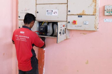 Muadzam Şah, Malezya - 31 Ocak 2020: Elektrik panelinin önündeki elektrik kablosu kontrol ve dağıtım sisteminde elektrik sistemi.