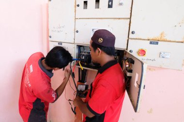 Muadzam Şah, Malezya - 31 Ocak 2020: Elektrik panelinin önündeki elektrik kablosu kontrol ve dağıtım sisteminde elektrik sistemi.