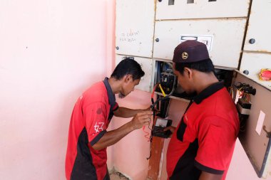 Muadzam Şah, Malezya - 31 Ocak 2020: Elektrik panelinin önündeki elektrik kablosu kontrol ve dağıtım sisteminde elektrik sistemi.