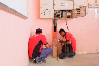 Muadzam Şah, Malezya - 31 Ocak 2020: Elektrik panelinin önündeki elektrik kablosu kontrol ve dağıtım sisteminde elektrik sistemi.