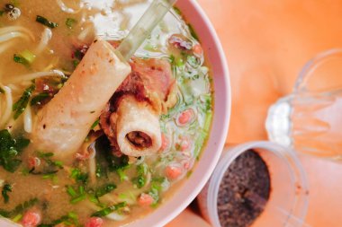 Kemik iliği çorbası. Çorba kutusu olarak da bilinir. Pembe bir kasede servis edilir..