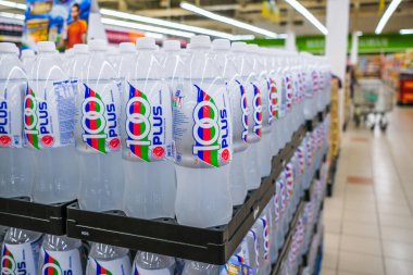 Senawang, Malezya - 8 Mart 2020: 100 artı şişenin izotonik karbonatlı içeceği süpermarket rafında.