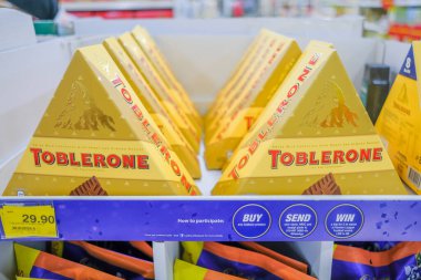 Senawang, Malezya - 8 Mart 2020: Toblerone Çikolata Çubuğu, Toblerone 1908 yılında kuruldu ve Theodor Tobler tarafından kuruldu..