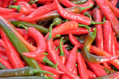 Taze pazarda satılık kırmızı biber taze kırmızı biber. Taze kırmızı biberin arka plan dokusu yakın plan..