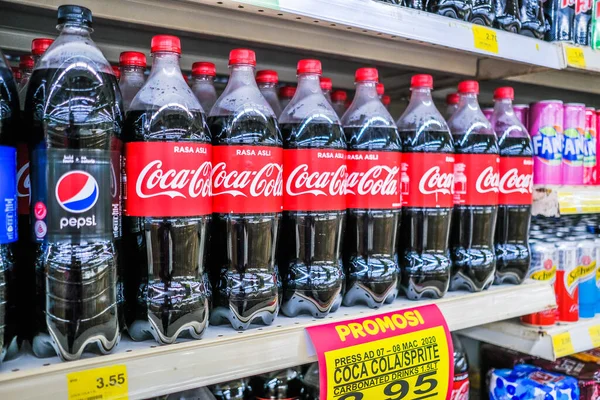 Senawang Malasia Marzo 2020 Botellas Coca Cola Una Fila Mercado — Foto de Stock