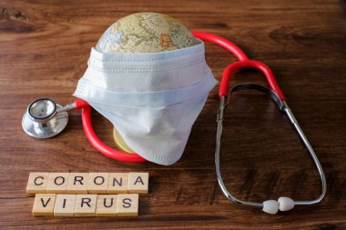 Tahta arka planda tıbbi ekipmanlarla Coronavirus yazıları. Roman Coronavirus 2019-nCoV Orta Doğu Solunum Sendromu Coronavirüs.