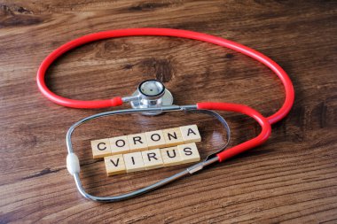 Tahta arka planda tıbbi ekipmanlarla Coronavirus yazıları. Roman Coronavirus 2019-nCoV Orta Doğu Solunum Sendromu Coronavirüs.