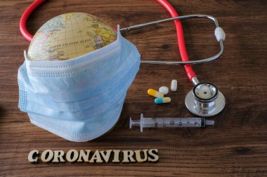 Tahta arka planda tıbbi ekipmanlarla Coronavirus yazıları. Roman Coronavirus 2019-nCoV Orta Doğu Solunum Sendromu Coronavirüs.