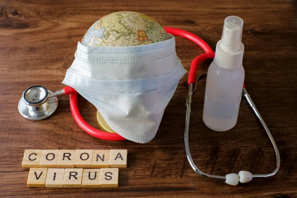 Frasa Teks Coronavirus Pada Latar Belakang Kayu Dengan Peralatan Medis — Stok Foto
