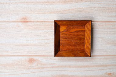 Ahşap zemin üzerinde ahşap plaka