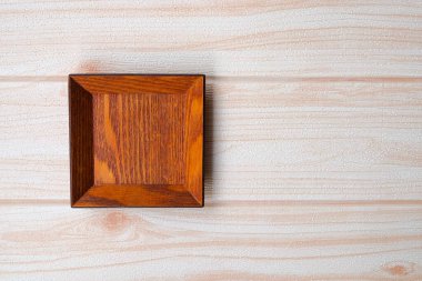 Ahşap zemin üzerinde ahşap plaka