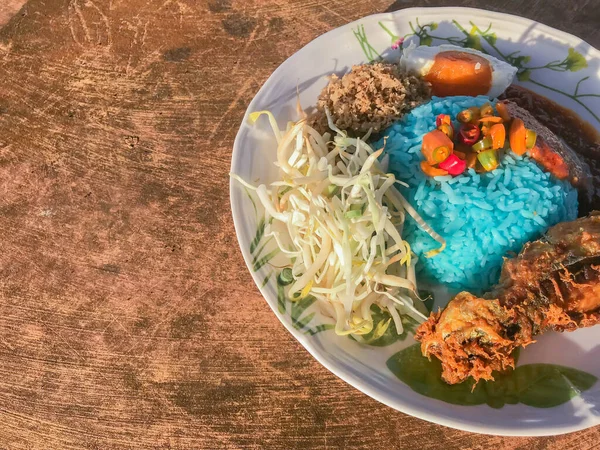 Nasi Kerabu是马来西亚的传统食品 它的蓝色 用炒过的椰子和米饭拌匀 鸭蛋和配菜的组合 — 图库照片