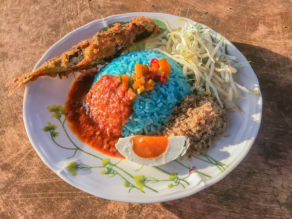 Nasi Kerabu是马来西亚的传统食品 它的蓝色 用炒过的椰子和米饭拌匀 鸭蛋和配菜的组合 — 图库照片